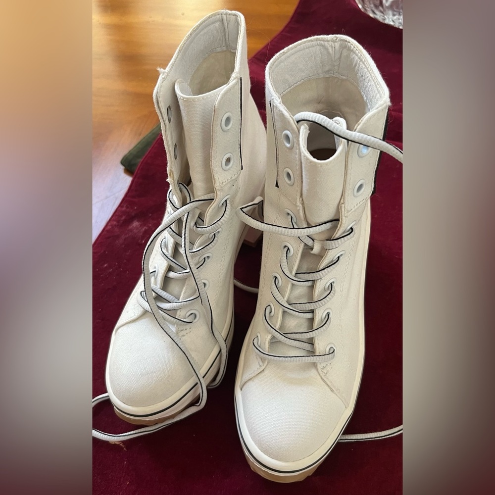 MIA women’s canvas raised high top shoes size 6M
